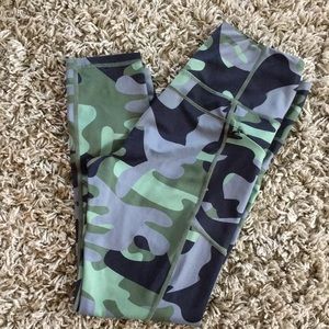 Zyia Camo Zipper Light-N-Tight